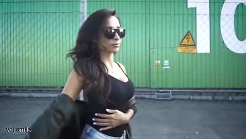 摄影室爆料外国女性视频,外国女性私密视频事件引发热议  第2张